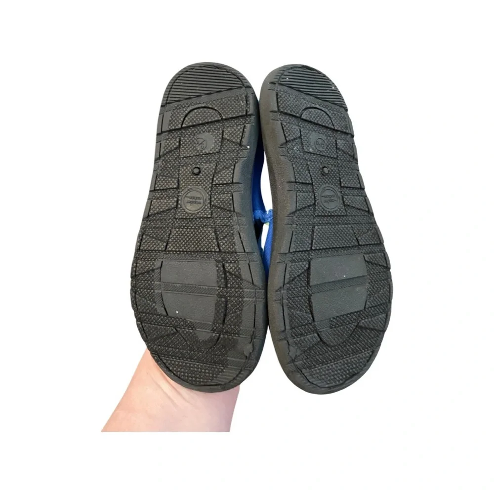 Boys water shoes 9-10